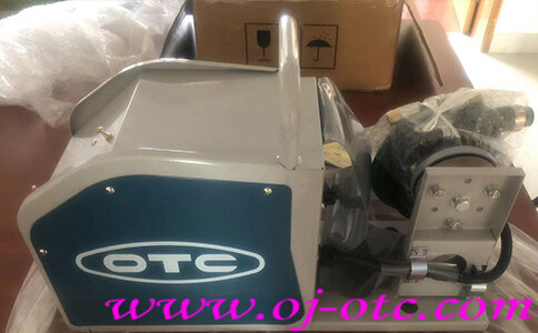 OTC DAIHEN CMV-7402 送絲機側面接口與銘牌